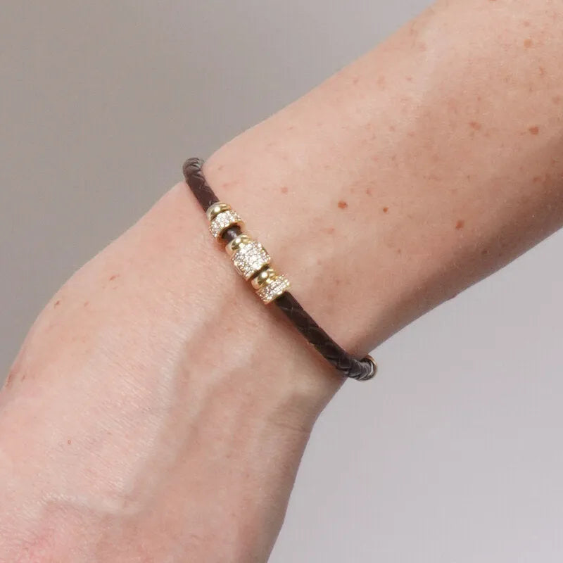 Bracciale in Metallo semirigido in simil pelle intrecciata marrone dettagli dorati centrali