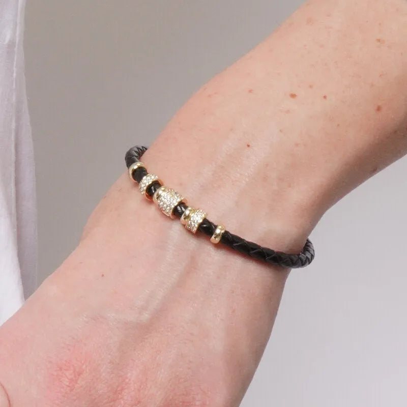 Bracciale in Metallo semirigido in simil pelle intrecciata nero dettagli dorati centrali