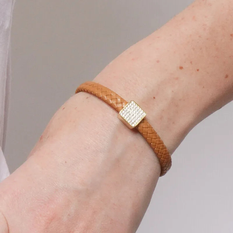 Bracciale in Metallo simil pelle intrecciata marrone cuoio con centrale quadrato dorato
