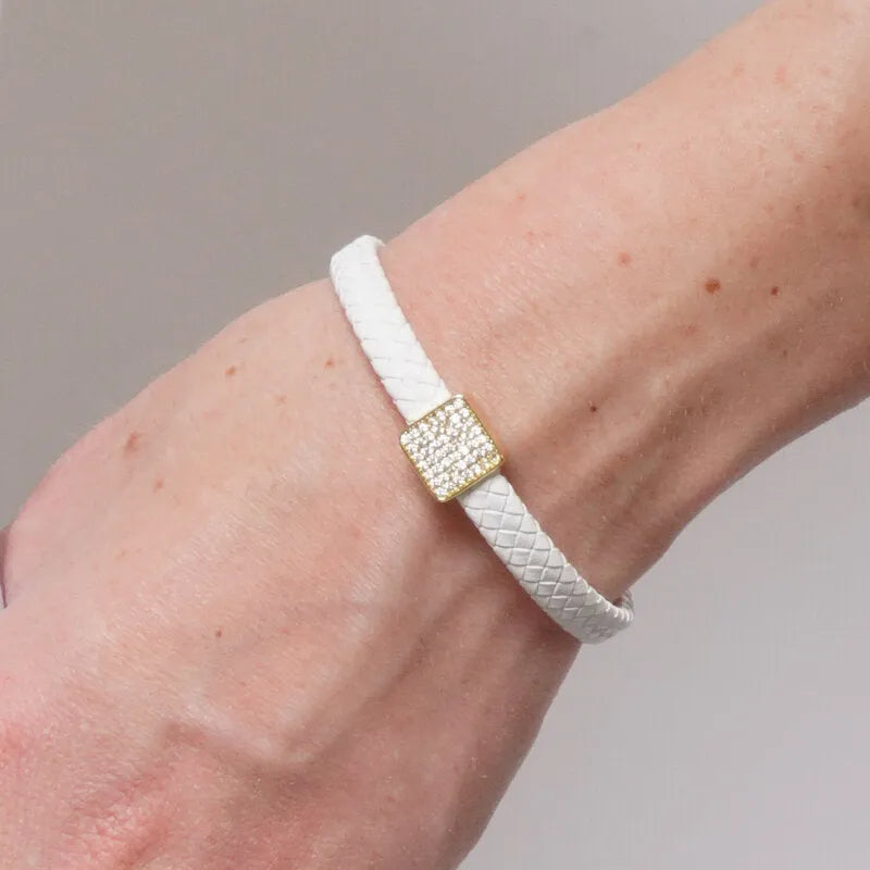 Bracciale in Metallo simil pelle intrecciata bianco con centrale quadrato dorato