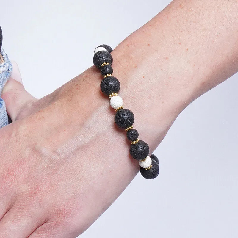 Bracciale in Metallo elastico con sfere laviche nere