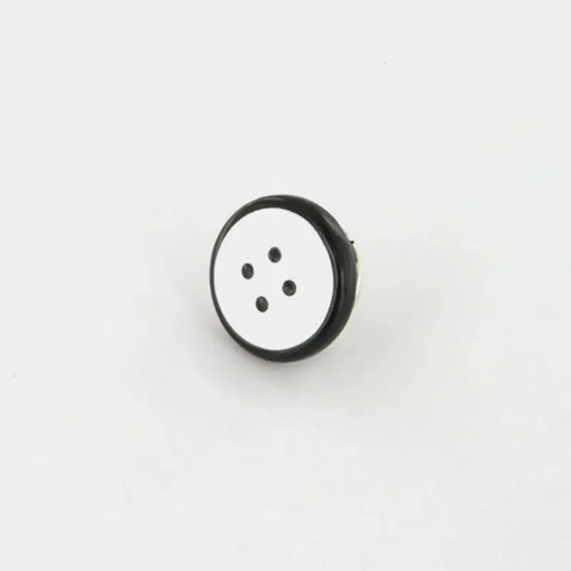 Spilla in Metallo a forma di bottone, impreziosito da smalto nero e bianco