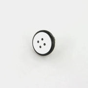 Spilla in Metallo a forma di bottone, impreziosito da smalto nero e bianco
