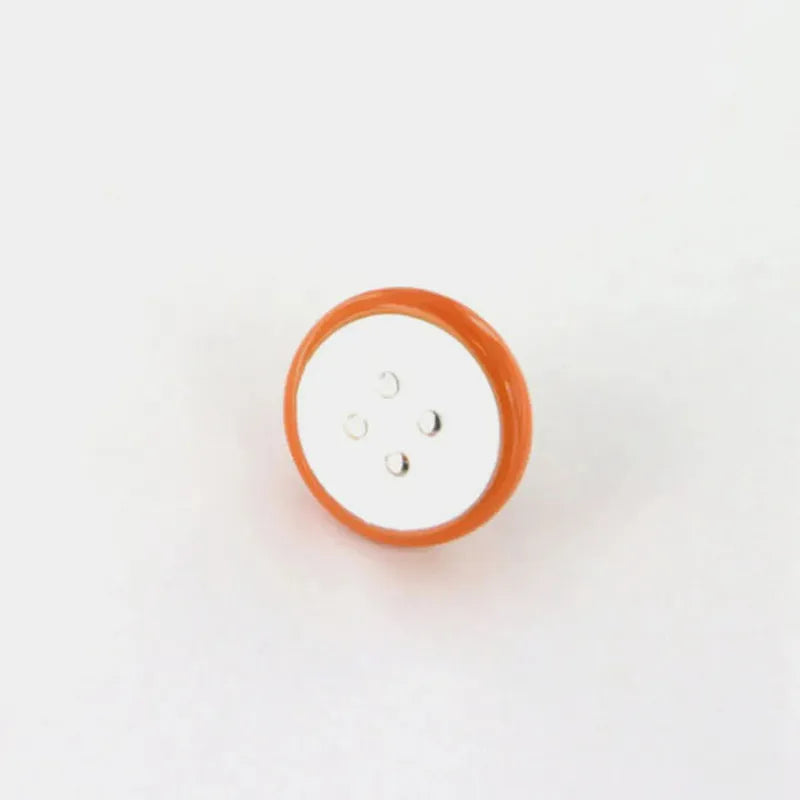 Spilla in Metallo a forma di bottone, impreziosito da smalto arancio e bianco