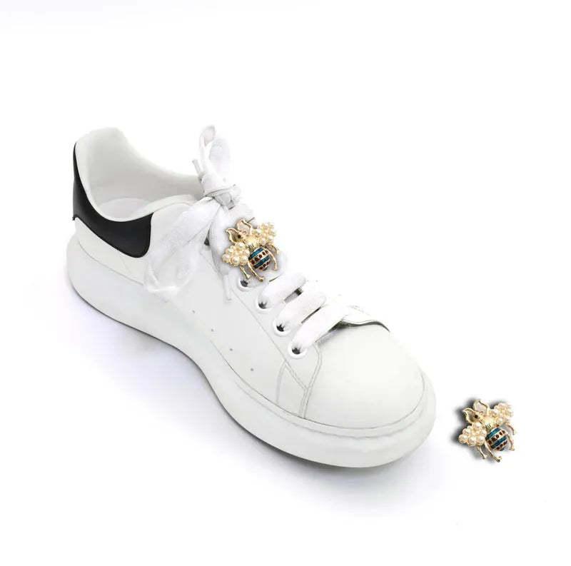 Spilla in Metallo da scarpa simbolo insetto impreziosito da smalti colorati e perle