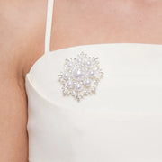 Spilla in Metallo fiore bianco con calamita - BYSIMON gioielli