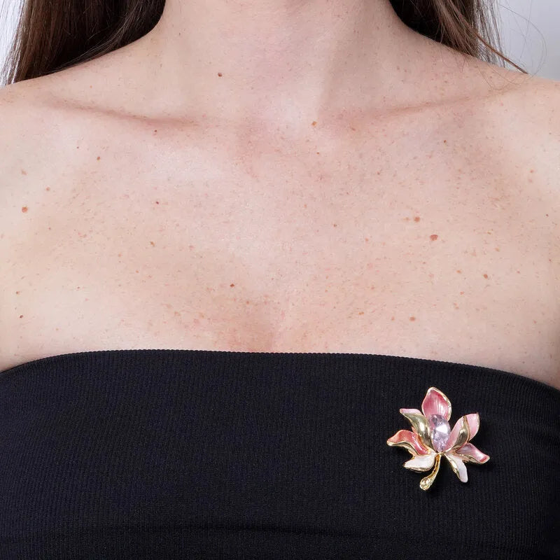 Spilla in Metallo magnetica fiore smaltato rosa e cristallo centrale