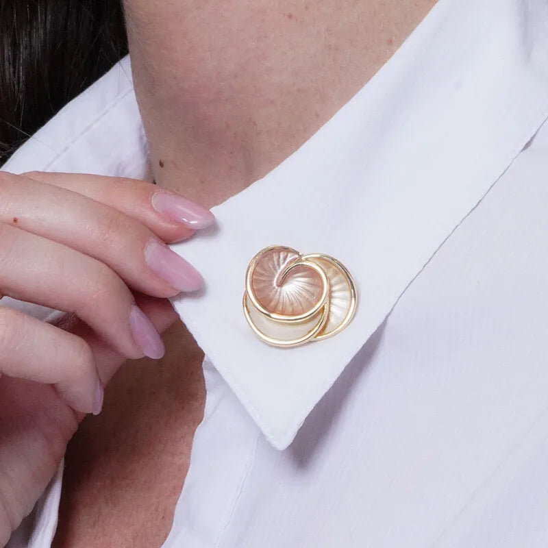 Spilla in Metallo magnetica a spirale smaltata beige e bianca