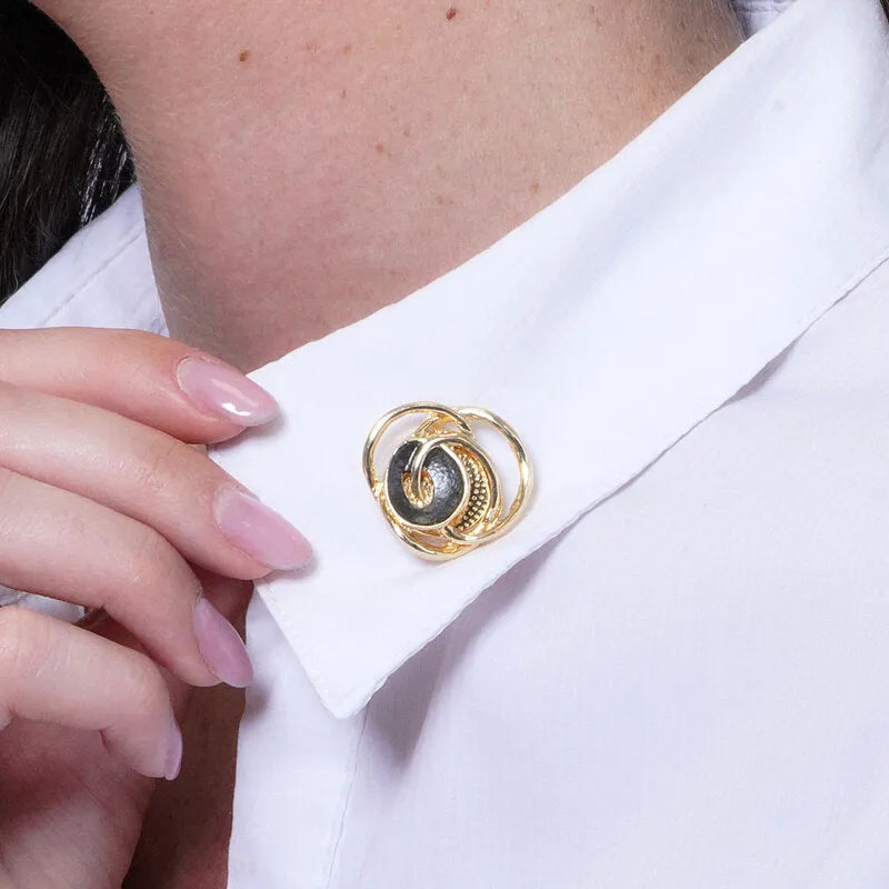 Spilla in Metallo magnetica con motivo  intrecciato smaltato nero