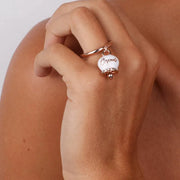 Anello in Metallo con campanella portafortuna pendente impreziosita da smalto bianco e cristalli