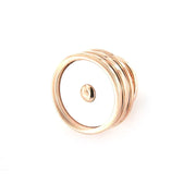 Spilla in Metallo con cornice esterna lavorata, impreziosita da smalto bianco