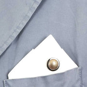 Spilla in Metallo bicolore con cornice esterna e centrale lavorato a rete