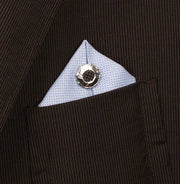 Spilla in Metallo con cornice lavorata a fantasia, impreziosito da smalto nero a trama intrecciata