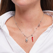 Collana in Acciaio con corno rosso pendente e campanella