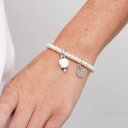 Bracciale in Acciaio con perle e campanella portafortuna in smalto bianco