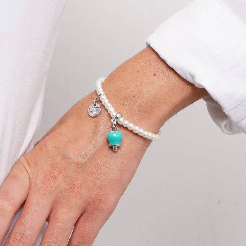 Bracciale in Acciaio con perle e campanella portafortuna in smalto verde - BYSIMON gioielli