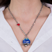 Collana in Metallo con campanella blu impreziosita da margherite e scritta capri
