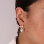 Orecchini in Argento 925 con perla pendente e fiocco impreziosito da zirconi bianchi e neri
