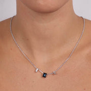 Collana in Argento 925 con cristallo carrè blu centrale e punti luce bianchi ai lati