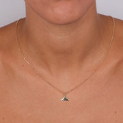 Collana in Argento 925 con pinna di delfino pendente, impreziosita da punto luce di cristallo bianco.