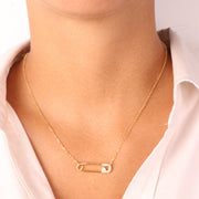 Collana in Argento 925 a forma di spilla con dettaglio in zirconi bianchi