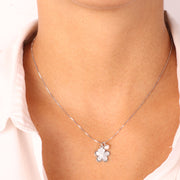 Collana in Argento 925 con pendente a forma di fiore effetto madreperla bianca e dettagli in cristalli e perla bianca