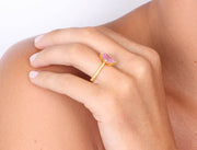 Anello in Argento 925 solitario con zircone rosa, su montatura a griffe, impreziosita da punti luce bianchi