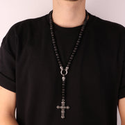 Collana in Acciaio sfere color lava nera con pendente a forma di croce e teschi