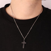 Collana in Acciaio con pendente a forma di croce con dettaglio centrale