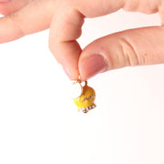 Ciondolo in Metallo campanella portafortuna gialla con scritta a rilievo Capri e cristalli bianchi