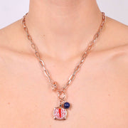 Collana in Metallo con tamburo pendente  e disegno corno in smalto rosso