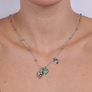 Collana in Metallo  con quadrifoglio pendente in smalto verde e campana bianca pendente
