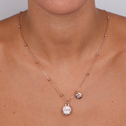 Collana in Metallo con campanella portafortuna pendente impreziosita da smalto bianco e cristalli