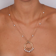 Collana in Metallo multifilo con pendente a cerchi, impreziosito da sfere effetto perla