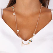 Collana in Metallo con dettagli in perle bianche e croci smaltate blu e nero