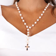 Collana in Metallo con perle bianche impreziosite da croce con cristalli neri