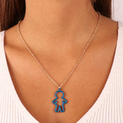 Collana in Metallo con pendente a forma di bambino con smalto blu