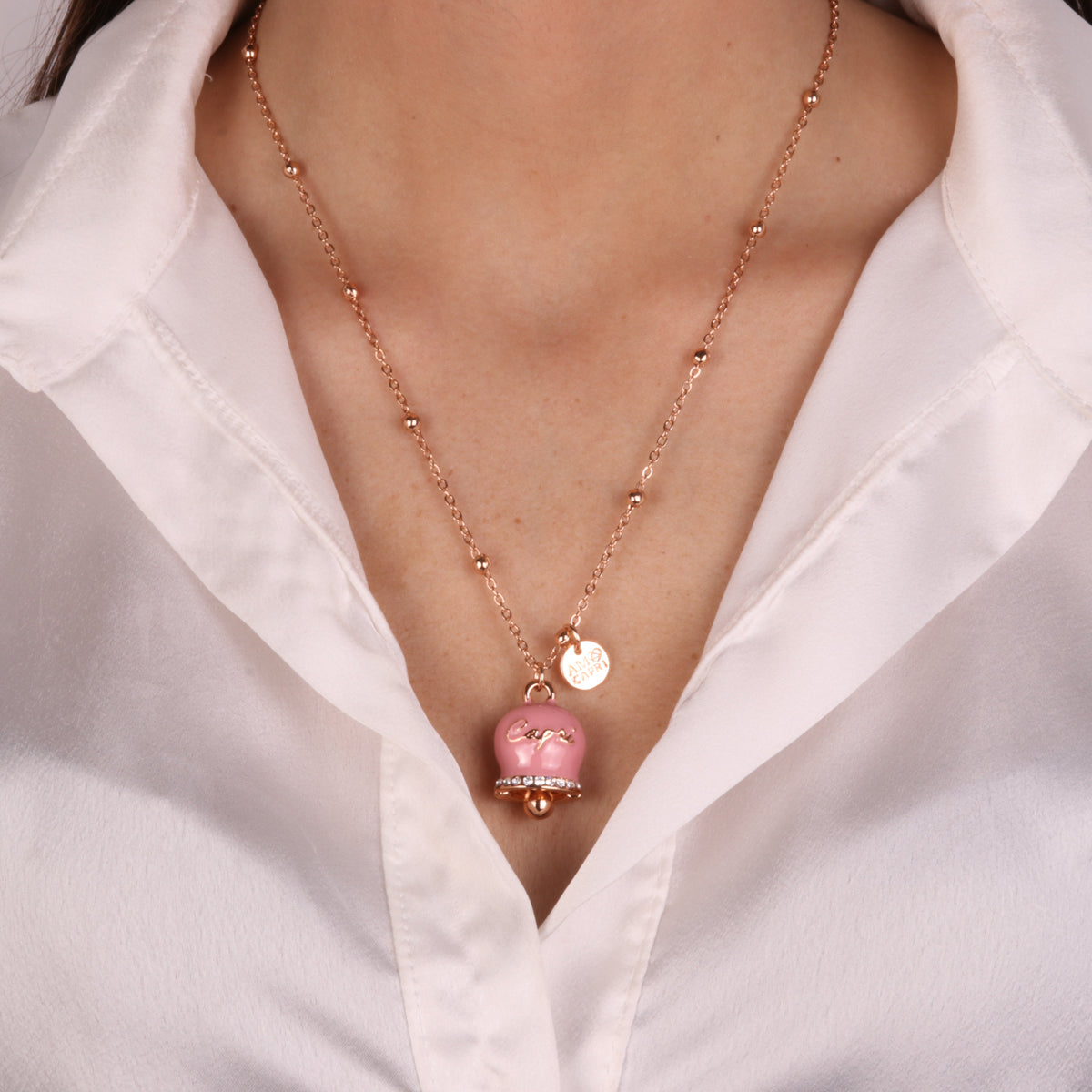 Collana in Metallo con campanella grande rosa e scritta Capri imprezio –  Bysimon Group S.r.l.