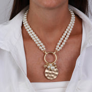 Collana in Metallo multifilo con perle e moneta satinata