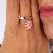 Anello in Metallo con pendente a forma di margherita rosa impreziosito da smalti colorati