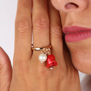 Anello in Metallo con perla e campanella a forma di rosa impreziosita da smalti colorati