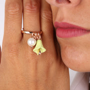 Anello in Metallo con perla e campanella a forma di calla impreziosita da smalti colorati