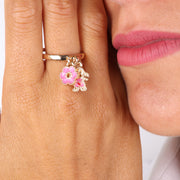Anello in Metallo con pendenti impreziositi da smalti colorati a forma di bimba e fiore rosa
