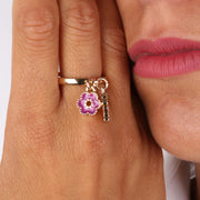 Anello in Metallo con pendenti impreziositi da smalti colorati a forma di bimba e fiore viola