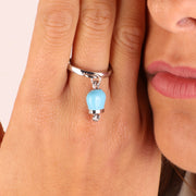 Anello in Metallo con campanella portafortuna pendente color azzurro, impreziosita da punto luce