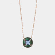 Collana in Argento 925 con ciondolo con cornice di zirconi verdi e zircone centrale effetto zafiro
